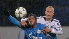 Úporný souboj domácího Hulka z Petrohradu (v modrém) s Deschachtem z Andrlechtu Úporný souboj domácího Hulka z Petrohradu (v modrém) s Deschachtem z Andrlechtu