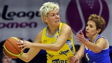 NEPROJDE. Jelena Škerovičová (vlevo) z USK Praha bojuje s těsnou obranou hráček NEPROJDE. Jelena Škerovičová (vlevo) z USK Praha bojuje s těsnou obranou hráček