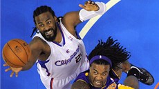 Jordana Hilla (vpravo) z Los Angeles Lakers přeskočil Ronny Turiaf z Los Jordana Hilla (vpravo) z Los Angeles Lakers přeskočil Ronny Turiaf z Los
