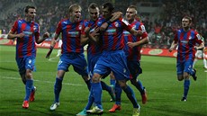 VEDEME! Fotbalisté Plzn se radují z gólu Mariána iovského (tetí zprava).