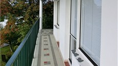 Majitelé postupn vymní vekerá okna a balkonové dvee. 