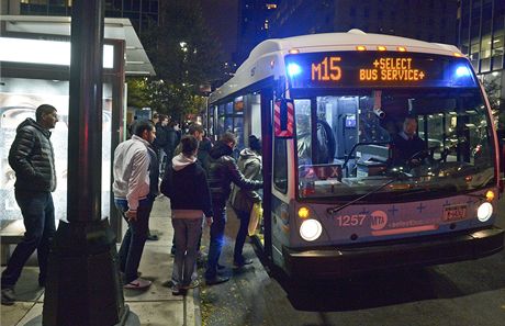 Obyvatelé New Yorku nastupují do autobusu, které jsou mnohdy neúnosn pelidnné. Autobusy zaaly v nejlidnatjím mst východního pobeí USA po boui Sandy jezdit teprve v úterý.