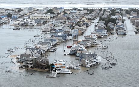 ást Long Beach v New Jersey se po boui Sandy ocitla pod vodou. (30. íjna