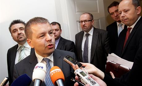 Politici Petr Tlucho (u mikrofon), Marek najdr (zcela vpravo) a Ivan Fuksa (uprosted s brýlemi) na archivním snímku z roku 2012.