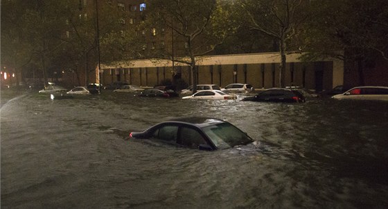 Ulice New Yorku se po úderu hurikánu Sandy zmnily v eky. Voda se dostala i do...