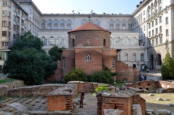 Rotundu sv. Jií svírá totalitní architektura hotelu Sheraton.