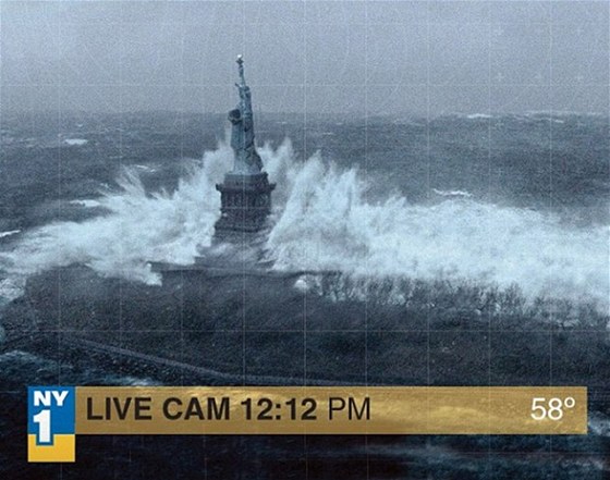 Vysoké vlny se títí o Sochu Svobody v New Yorku. Ve skutenosti jde o zábr z...