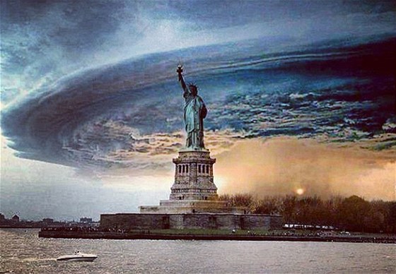 Dramatické mraky nad sochou Svobody nepatí hurikánu Sandy. Snímek se za pár posledních let na webu objevil vdy, kdy se do New Yorku blíilo patné poasí.