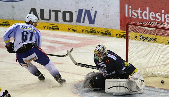 GÓL. Liberecký branká Ondej Pavelec, Jakub Svoboda stílí branku Brna. 