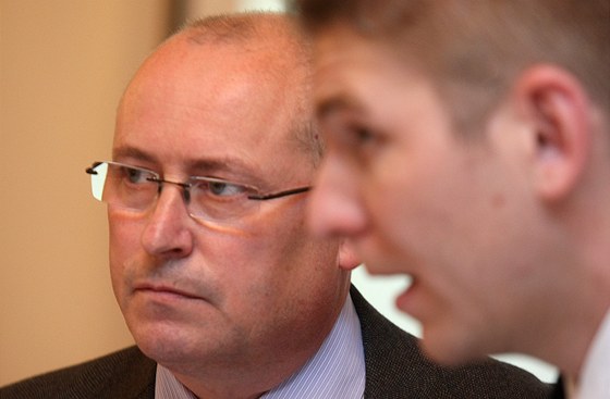 Dosluhující europoslanec Ivo Strejek s jedním ze svých euroasistent Janem Tesaem.