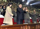 Severokorejský vdce Kim ong-un a jeho mladá ena Ri Sol-u na koncertu