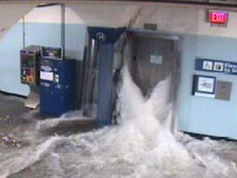 Voda proniká výtahovou achtou do stanice metra v New Jersey. Zábry z...