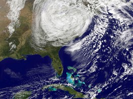 Na úterním snímku z druice NOAA je vidt postup hurikánu do vnitrozemí.