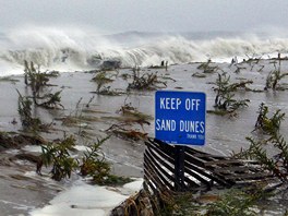 Pílivové vlny se títí o pobeí Cape May v New Jersey.
