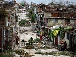 Nejdíve vak boue zasáhla Kubu. Na snímku procházejí obyvatelé Santiaga de...