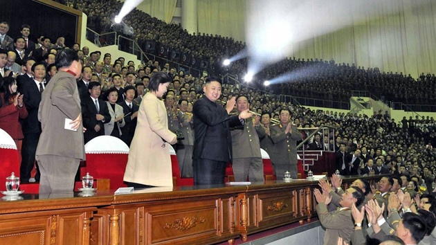 Severokorejsk vdce Kim ong-un a jeho mlad ena Ri Sol-u na koncertu podanm pi pleitosti 60. vro zaloen vojensk univerzity Kim Ir-sena.