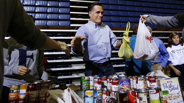 Mitt Romney pomh v Ohiu vybrat jdlo a pit pro obti niiv boue Sandy (30. jna 2012)