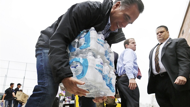 Mitt Romney pomh v Ohiu vybrat jdlo a pit pro obti niiv boue Sandy (30. jna 2012)