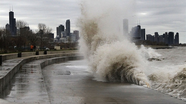 Silný vítr, který do Chicaga pinesla boue Sandy, vytvoil na Michiganském
