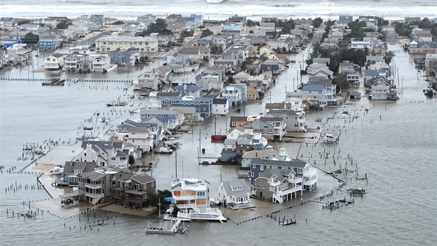 st Long Beach v New Jersey se po boui Sandy ocitla pod vodou. (30. jna 2012)