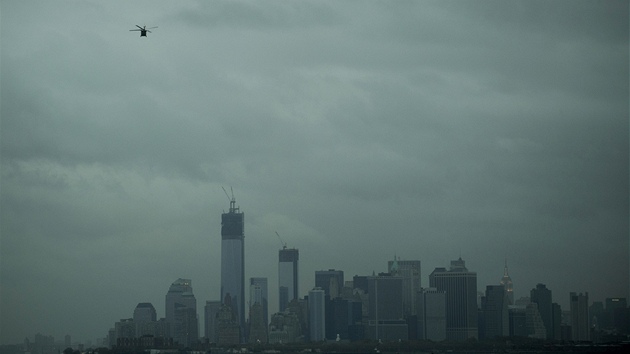 Helikoptry peltaj nad Manhattanem, kter kvli boui Sandy potemnl (30. jna 2012)