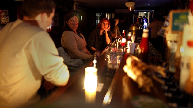 Newyoran popjej v baru pi svkch. Kvli boui Sandy bylo st msta bez proudu (30. jna 2012)