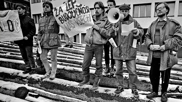 Ji Survka (zcela vpravo) pi sametov revoluci v roce 1989.
