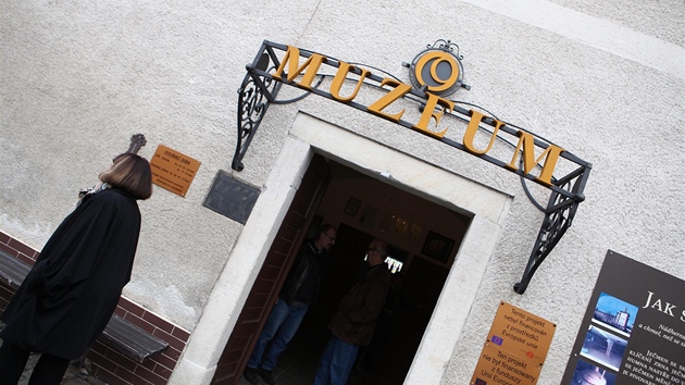 V pivovaru v Broumov-Olivtn oteveli majitel v pondl novou st muzea. Za stolem tam sed i vojk vejk.