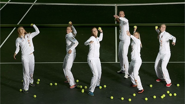 ESK TMV AKCI. esk fedcupov tm Lucie afov, Andrea Hlavkov, Petra Kvitov, kapitn Petr Pla, Klra Zakopalov a Lucie Hradeck.