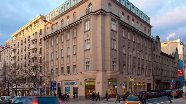 Stavební historie již stržené budovy sahá do let 1880 až 1881, kdy na tomto místě vznikla novostavba třípatrového domu pro manžele Benešovy. Po průběžných drobných opravách následovala v roce 1920 poměrně rozsáhlá úprava, kdy patrně změnou majitelů došlo k odstranění původní neorenesanční fasády, nástavbě dvou horních pater, upraveno bylo i průčelí.