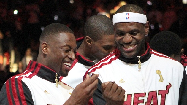 PKN, PKN. Dwyane Wade (vlevo) a LeBron James z Miami se rozplvaj nad prsteny ampion.