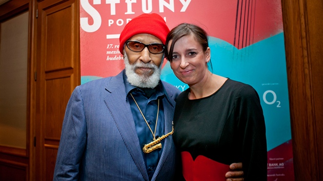 Tenorsaxofonista Sonny Rollins pi nvtv Prahy na spolenm fotu s redaktorkou Janou Zhorkovou (30. jna 2012, Praha)