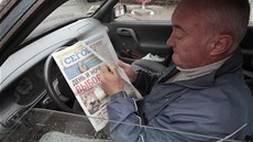 Obyvatel Kyjeva den po parlamentních volbách studuje noviny (29. íjna 2012)