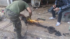 Syrtí povstalci opravují kulomet (27. íjna 2012)