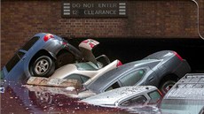 Lidé sledují zatopené parkovit na Manhattanu. Sandy je nejsilnjí bouí od...