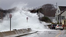 Vysoké pílivové vlny naráejí do pobení hráze v Kennebunku ve stát Maine.
