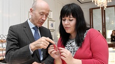 Gemolog Melvyn Kirtley v praském klenotnictví Tiffany ukazuje platinový prsten...