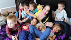 Nadya Sulemanová s dětmi v novém domě v Kalifornii Nadya Sulemanová s dětmi v novém domě v Kalifornii