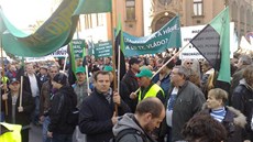 Odboráři z těžařské společnosti Czech Coal přijeli protestovat proti Odboráři z těžařské společnosti Czech Coal přijeli protestovat proti