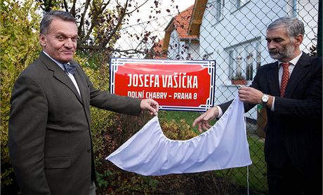 S primátorem Bohuslavem Svobodou (vlevo) odhalil uliní tabule starosta Dolních...