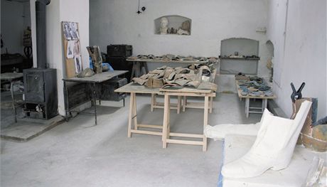 Socham se v ateliéru selo tyi sta dochovaných kousk tímetrové sochy.