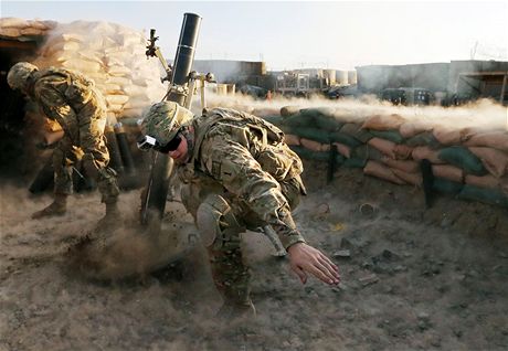 SÍLA ZBRANÍ. Americký voják zavrávoral po vypálení stely ze 120milimetrového