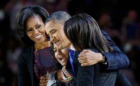 Barack Obama s manelkou a dcerami ped projevem k znovuzvolení prezidentem USA...