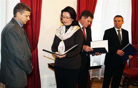 SLIB. Roman Pekárek (vlevo), Miroslav Bernáek a Pavel Bohatec sloili