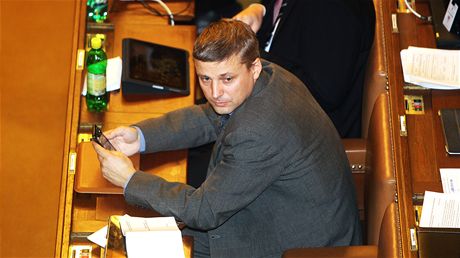 Roman Pekárek ve Snmovn jako poslanec, který pomohl vlád prosadit vyí dan. Pár msíc poté, co byl odsouzen za korupci.