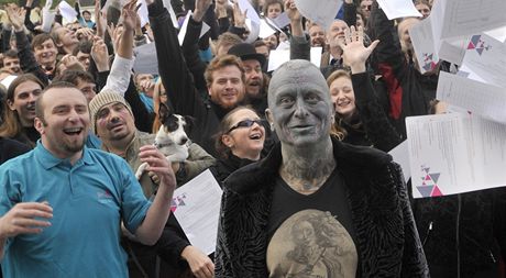 Vladimír Franz se svými píznivci oslavuje zisk 88 tisíc podpis pod svou