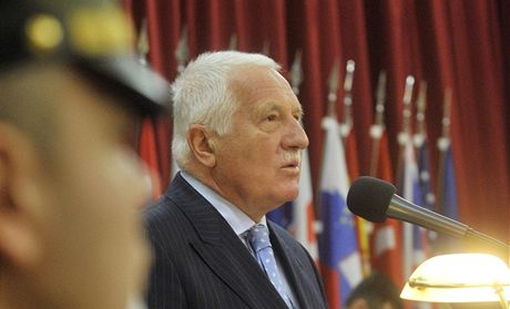 Prezident Václav Klaus nael na knize chyby, pesto Smrt v sametu oznail za tém povinnou etbu a skvle napsané dílo. Ped rokem, kdy zemel Václav Havel, o sametu mluvil jinak - pouil obrat nae sametová revoluce a Havla chválil.