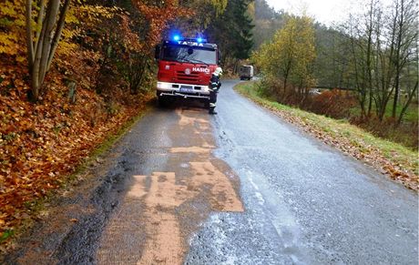 Hasii zasypávají sorbentem dvaceti kilometr dlouhou olejovou skvrnu na...