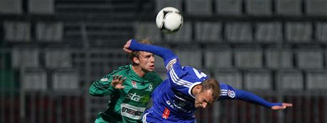 Olomoucký Jakub Petr (vpravo) ve vzduném souboji s píbramským Jakubem Jugasem.