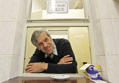 Zdenk Kuírek má svj volební táb na záchodcích na jihlavském autobusovém